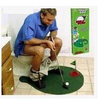 Мини гольф Несомненно креативным и полезным подарком может стать Туалетный набор для гольфа.
Комплектация:
1. Зеленый коврик; ( 76 * 63 см) 
2. Лунка с флагом; ( 12 см)
3. Два шара для гольфа;
4. Клюш