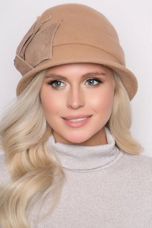 Шапка Элегантная, лаконичная шапка, декорирована небольшим украшением в форме лилии из эко замши и пришивных страз из чешского стекла. 100% шерсть