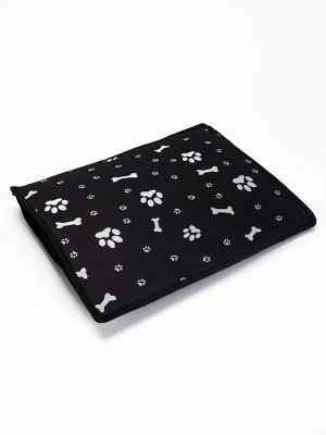 Автокресло для животных 40*30*25 см, чёрное с белыми лапками и косточками