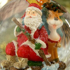 Сувенир полистоун водяной шар музыкальный "Дед Мороз с белыми медведями" 14х10,5х10,5 см