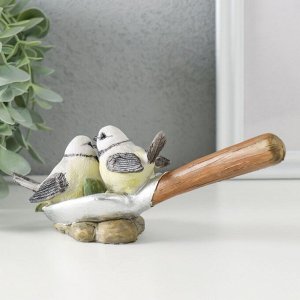 Фигурка полистоун «Синички на лопате, с цветами», 17x5.5x7 см