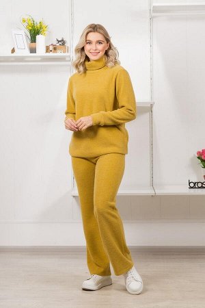 Костюм Ультрамодный костюм из плотного трикотажа "лапша" подарит комфорт в прохладную погоду. Брюки легким расклешением от бедра мягко струятся вокруг Ваших ножек, а свитер объёма "оверсайз" окутает т