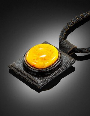 Необычное колье авторской работы из кожи тёмно-коричневого цвета и натурального янтаря «Амазонка»