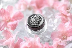 Ах, Какая Рассыпчатые тени для век Sigil inspired Tammy Tanuka, тон "Ах, Какая" из серии Повелительницы Драконов. 

 
 Техническая информация: 

 Цвет: коричневато-розовый оттенок крупной сияющей слю