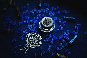 Гений Рассыпчатые тени для век Sigil inspired Tammy Tanuka, тон "Гений", локация Темный Замок.

 Техническая информация:

 Цвет: Пастельный неоново-синий. Финиш - матовый.

 Рекомендации по нанесению:
