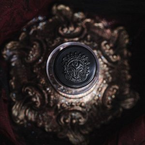 Монарх Рассыпчатые тени для век Sigil inspired Tammy Tanuka, тон "Монарх", локация Драконий Пик. 

 Техническая информация:

 Цвет: Любимая всеми слюда с влажным эффектом - пыльно-розовый оттенок с ле