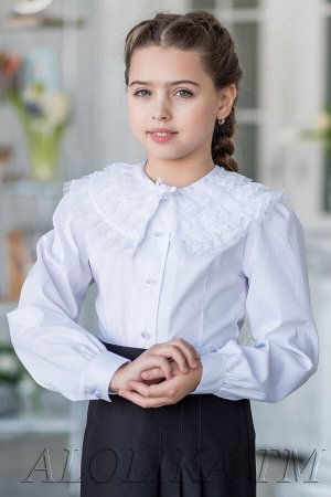 Милица Блузка для девочек школьного возраста, с длинными втачными рукавами на манжетах. Изюминка модели - большой отложной воротничок закругленной формы, отделанный рюшем из гипюра.