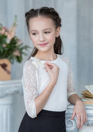 Дорис Прелестная, нежная трикотажная блузка для девочки младшего школьного возраста. Рукав реглан выполнен из качественного полупрозрачного бельевого кружева (не будет закатываться). Горловина блузки 