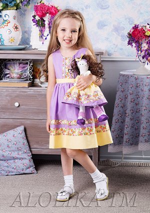 Сашуля Легкое, повседневное платье для девочек. Модель с классическим вырезом горловины и декором в виде цветочных полос в цвет платья. Хлопок обеспечивает необходимый воздухообмен и прекрасно сохраня