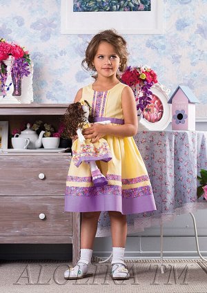 Сашуля Легкое, повседневное платье для девочек. Модель с классическим вырезом горловины и декором в виде цветочных полос в цвет платья. Хлопок обеспечивает необходимый воздухообмен и прекрасно сохраня