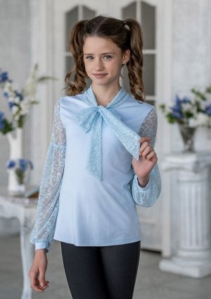 Илария Совершенно очаровательная, легкая блузка для девочки старшего школьного возраста. Рукав присобран между плечом и локтевым сгибом окантован. Блузка идеальна в сочетании с сарафанами. Воротник на