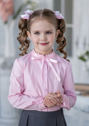Новела Классическая школьная блузка для девочки.Очаровательная, нежная блузка из новой коллекции школьной формы с длинным рукавом на монжете. Модель застегивается на пуговицы которые украшены стразами