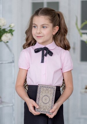 Октябрина Классическая школьная блузка для девочки.Очаровательная, легкая, нежная блузка из новой коллекции школьной формы с коротким рукавом. Модель застегивается на пуговицы которые украшены стразам