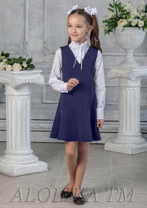 Римма Стильный сарафан обязательно понравится юной школьнице! Модель можно удачно комбинировать с различными блузками за счет V-образного выреза горловины. Застежка на молнию на спинке, юбка отрезная,