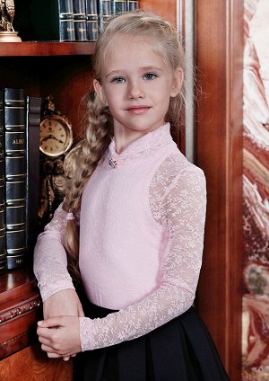 Лора Восхитительный джемпер для девочек, выполнен из гипюра с рисунком в мелкий цветочек. На воротничке украшение в виде броши.