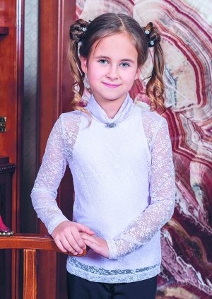 Лора Восхитительный джемпер для девочек, выполнен из гипюра с рисунком в мелкий цветочек. На воротничке украшение в виде броши.