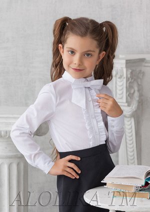 Фредерика Очаровательная блузка для девочек школьного возраста. Рукава длинные на манжетах. Застежка спереди на планку с пуговицами - украшена рюшем, воротник отложной. Изюминкой блузки является съемн