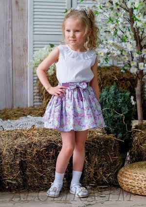 Юна Восхитительная нарядная юбочка для девочек, выполнена из 100% натурального хлопка, на подкладе. Для удобства надевания юбочка выполнена на резинке, а спереди декорирована бантиком. По бокам имеютс