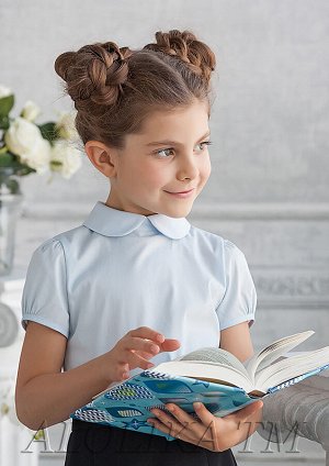 Арлен Восхитительная блузка, выполненная из поплина, для девочек младшего и старшего возраста,короткие рукава-фонарики немного присборены, воротник отложной, застежка на спинке на одну пуговицу. Такая