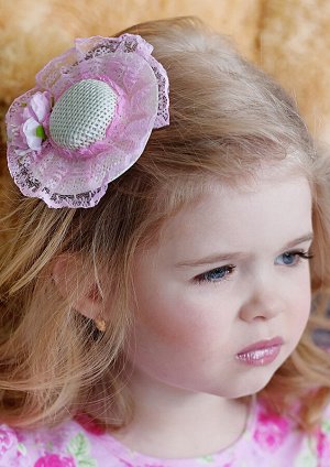 Мальвина Роскошная заколка-шляпка на зажиме для девочек. Шляпка декорирована кружевной оборкой и миниатюрным цветком, что придает изделию особое очарование. Продается упаковками, в упаковке 6 штук.