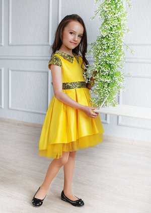 Элизабет Красивое нарядное платье для маленьких принцесс. Модель выполнена из атласа с оригинальным принтом кружево, который, несомненно, оценит юная модница. Лиф с короткими рукавами и воротником, ши