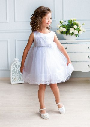 Рафаэла Восхитительное нарядное платье для маленьких принцесс. Модель декорирована изумительным кружевом по лифу и юбке. По талии платье украшено жемчужной нитью и нежным воздушным цветком в цвет плат