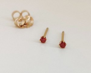 Серьги Вставка: Цирконы
Материал изделия: ювелирный сплав
Размер: - 0.2 см
Вид(модель) сережек: Гвоздики

Красивые серьги  с благородными цирконами изготовлены из специального гипоаллергенного ювели