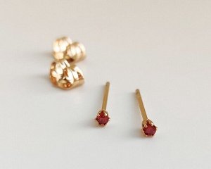 Серьги Вставка: Цирконы
Материал изделия: ювелирный сплав
Размер: - 0.2 см
Вид(модель) сережек: Гвоздики

Красивые серьги  с благородными цирконами изготовлены из специального гипоаллергенного ювели