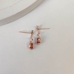 Серьги Вставка: Цирконы
Материал изделия: ювелирный сплав
Размер: - 1.7 см
Вид(модель) сережек: Гвоздики

Красивые серьги  с благородными цирконами изготовлены из специального гипоаллергенного ювели