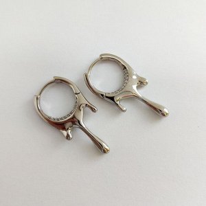 Серьги Вставка: Цирконы
Материал изделия: ювелирный сплав
Размер: - 1.5 см
Вид(модель) сережек: Английский замочек

Красивые серьги  с благородными цирконами изготовлены из специального гипоаллерген