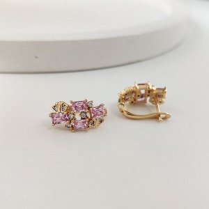 Серьги Вставка: Цирконы
Материал изделия: ювелирный сплав
Размер: - 1.7 см
Вид(модель) сережек: Английский замочек

Красивые серьги  с благородными цирконами изготовлены из специального гипоаллерген