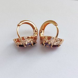 Серьги Вставка: Цирконы
Материал изделия: ювелирный сплав
Размер: - 1.2 см
Вид(модель) сережек: Английский замочек

Красивые серьги  с благородными цирконами изготовлены из специального гипоаллерген