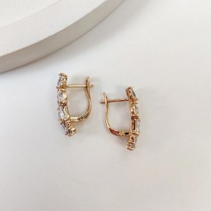 Серьги Вставка: Цирконы
Материал изделия: ювелирный сплав
Размер: - 2.2 см
Вид(модель) сережек: Английский замочек

Красивые серьги  с благородными цирконами изготовлены из специального гипоаллерген