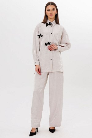 Костюм Костюм Kivviwear 4251425201 пудровый 
Состав: ПЭ-100%;
Сезон: Осень-Зима
Рост: 170

Этот костюм из блестящей пудровой ткани, состоящий из блузы и брюк, представляет собой гармоничное сочетание