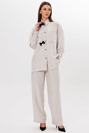 Костюм Костюм Kivviwear 4251425201 пудровый 
Состав: ПЭ-100%;
Сезон: Осень-Зима
Рост: 170

Этот костюм из блестящей пудровой ткани, состоящий из блузы и брюк, представляет собой гармоничное сочетание