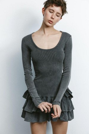 платье ЦВЕТ как на первом фото ПЛАТЬЕ С ПЛАТЬЯМИ В СТИРАННОМ СТИРЕ (KLEID MIT VOLANTS IN VERWASCHENER OPTIK) Короткое хлопковое платье с эффектом потертости. Круглый вырез и длинные рукава. Низ с обор