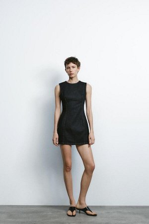 платье ЦВЕТ как на первом фото КОРОТКОЕ ПЛАТЬЕ В СТИЛЕ ДЕНИМА (KURZES KLEID IN DENIM-OPTIK) Короткое платье из хлопковой смеси. Круглый вырез и без рукавов. Видимые швы. Застежка-молния сзади. СОСТАВ 