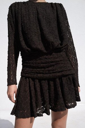 платье ЦВЕТ как на первом фото КОРОТКОЕ КРУЖЕВНОЕ ПЛАТЬЕ (KURZES SPITZENKLEID) Короткое платье из кружевной ткани. Круглый вырез и длинные рукава. Пояс из той же ткани. Широкий свободный подол. СОСТАВ