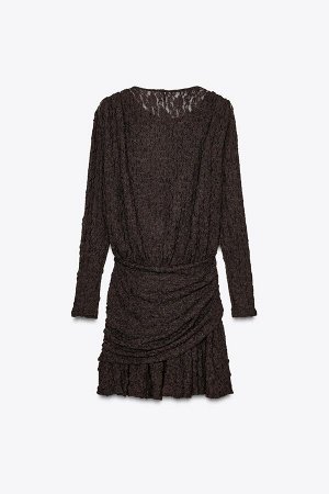 платье ЦВЕТ как на первом фото КОРОТКОЕ КРУЖЕВНОЕ ПЛАТЬЕ (KURZES SPITZENKLEID) Короткое платье из кружевной ткани. Круглый вырез и длинные рукава. Пояс из той же ткани. Широкий свободный подол. СОСТАВ