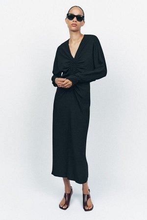 платье ЦВЕТ как на первом фото ПЛАТЬЕ МИДИ С ОБОРКАМИ КОЛЛЕКЦИЯ ZW (GERAFFTES MIDIKLEID ZW COLLECTION) ЖЕНСКАЯ КОЛЛЕКЦИЯ ZARA Платье средней длины с V-образным вырезом и длинными рукавами. Драпированн