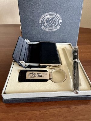 Подарочный набор: визитница / кредитница, ручка и брелок- на подарок к празднику