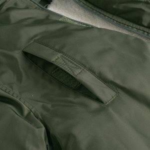 Куртка Куртка с несъемным капюшоном дополнена снимающейся опушкой из искусственного меха. Выполнена из ветронепродуваемого материала, отталкивающего воду. Ткань верха: 100% полиэстер, Подкладка: 100% 