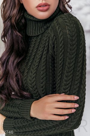 Вязаный свитер темно-зеленого цвета