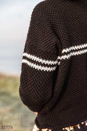 Трендовый свитер с полоской