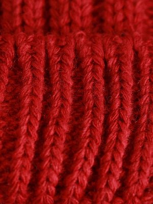 Шапка женская крупной вязки, лапша, с отворотом, красный