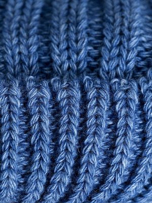 Шапка женская крупной вязки, лапша, с отворотом, синий