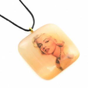 Кулон на шнурке из селенита Мэрилин Монро квадрат 40*40мм.