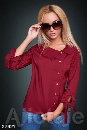 Бордовая блузка с асимметричным вырезом