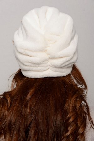 Шапка Молодёжная шапка из искусственного меха (имитация – кролик), с лёгким оттенком топлёного молока.

Молодёжная удлинённая шапка на подкладке.  На затылочной части мягкая сборка. Боковая часть шапк