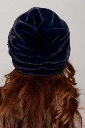 Шапка Молодёжная шапка из искусственного меха (имитация – кролика), тёмно – синего цвета.

Молодёжная удлинённая шапка на подкладке.  На затылочной части мягкая сборка. Боковая часть шапки украшена ро
